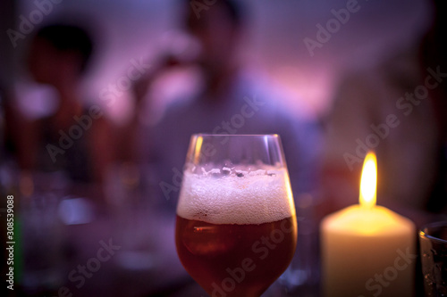 Cocktail mit Bier und Eiswürfeln