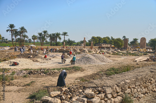 Archäologische Ausgrabung vom Tempel Amenophis III. Viele ägyptische Arbeiter an der Ausgrabungsstätte in Luxor photo