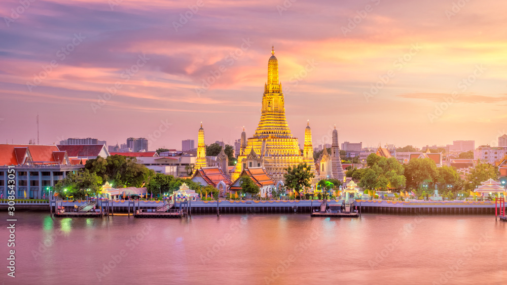 Obraz premium Piękny widok na świątynię Wat Arun o zmierzchu w Bangkoku w Tajlandii