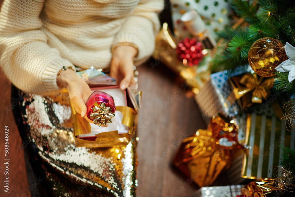 Obraz premium stylish woman holding present box and facial cream