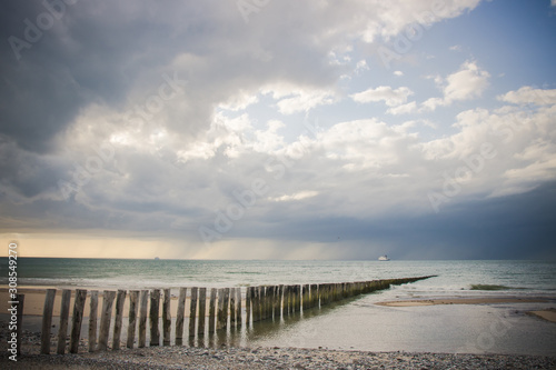 vue sur la manche    Sangatte  plage sous un ciel orageux