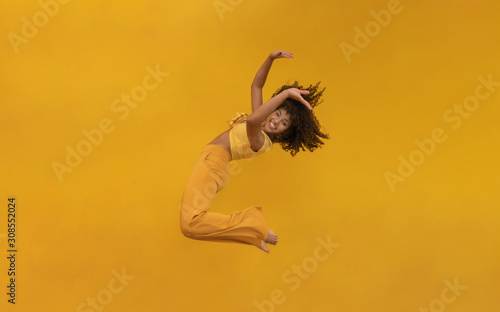 Fotografi Side view of afro hair woman in zero gravity or a fall