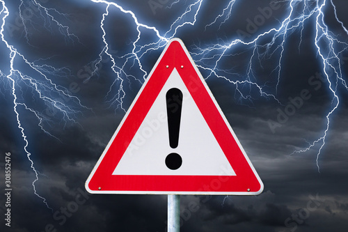 Verkehrschild warnt vor Gewitter und Starkregen