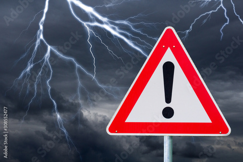 Verkehrschild warnt vor Gewitter und Starkregen