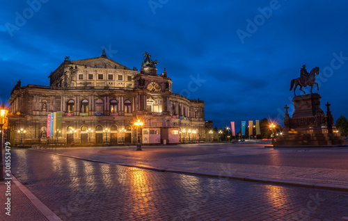 Semperoper zur Blauenstunde in Dresden