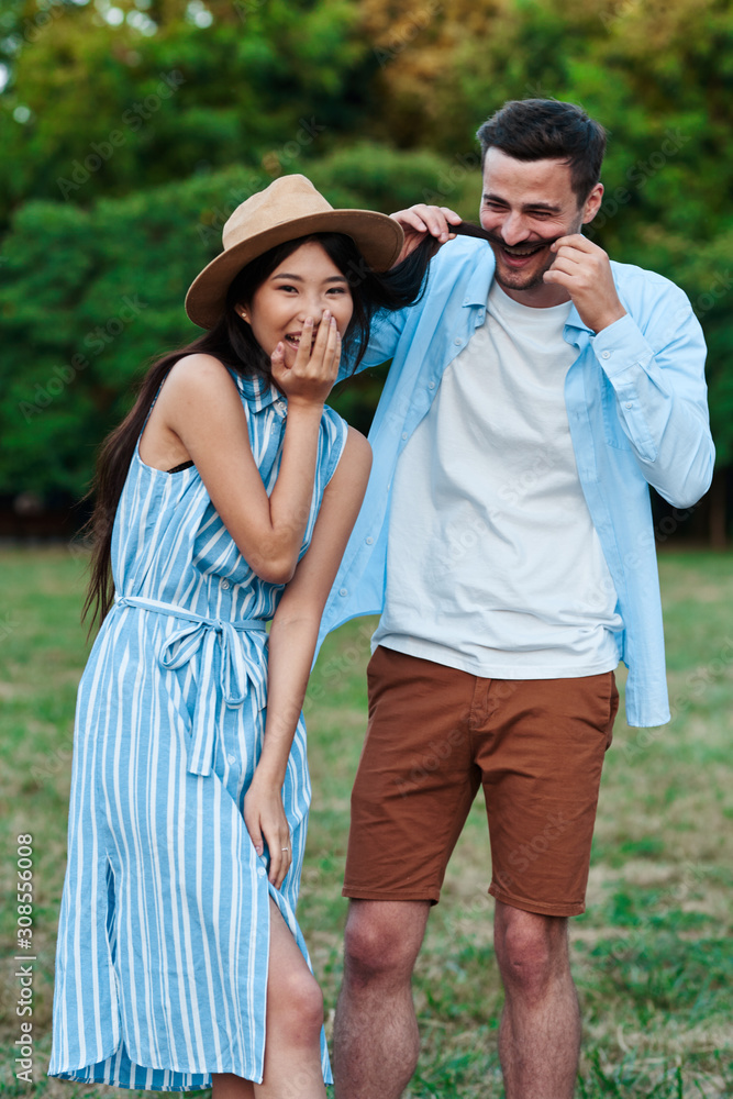 Obraz premium young couple in the park