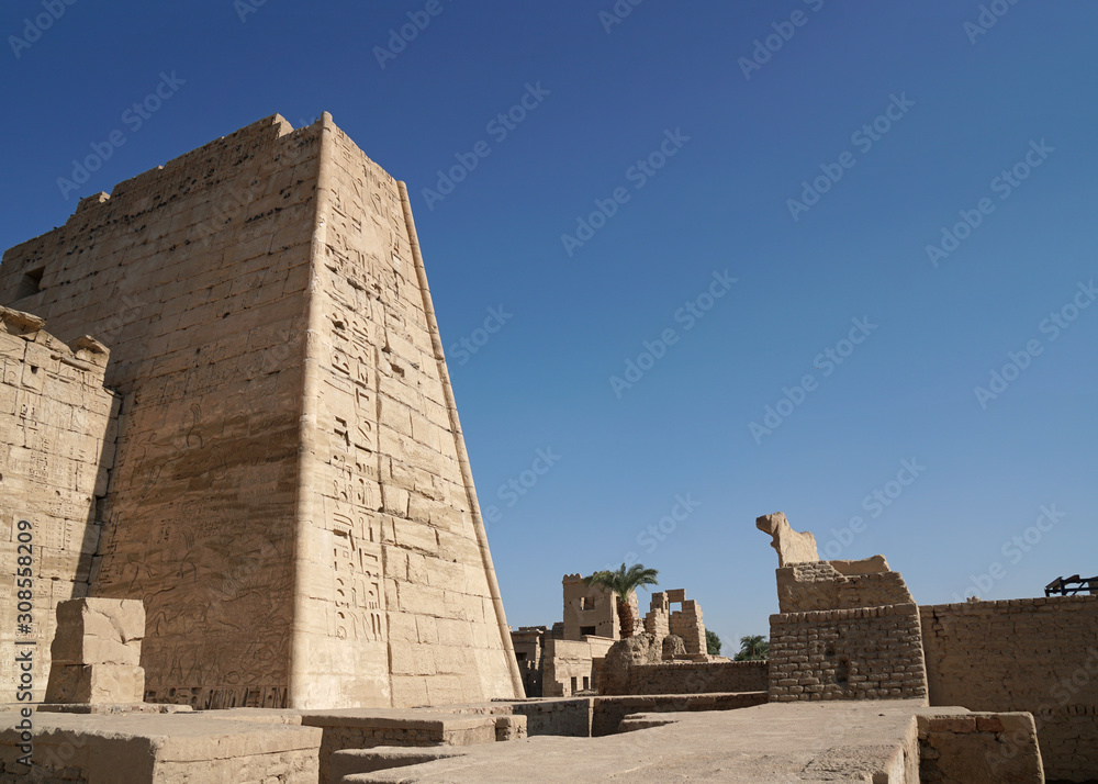 Ruinen des Tempels von Ramses III. in Luxor, Ägypten bei Sonnenlicht mit blauem Himmel