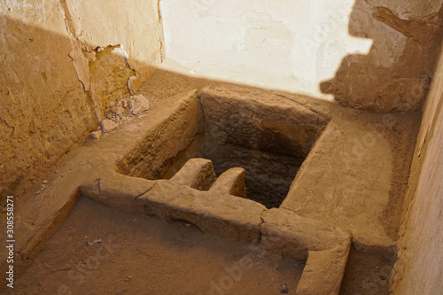 historische Toilette eines Pharaos aus dem Totentempel von Ramses III. in Luxor, Ägypten photo