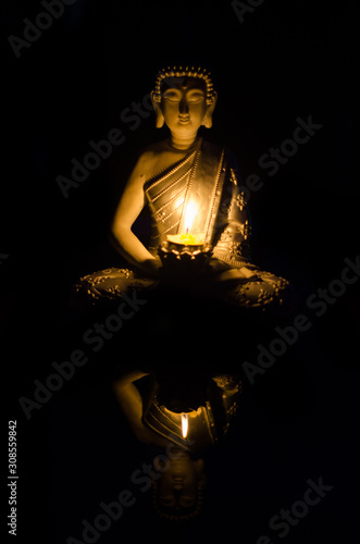 Canvastavla Buddha sitting in meditation position with candles
