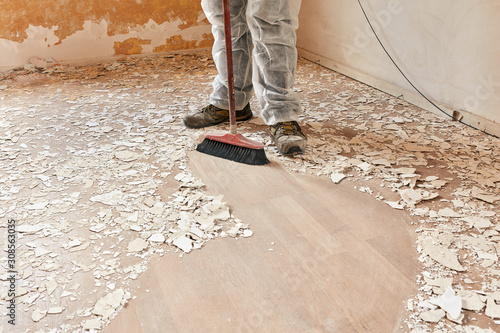 Принти на полотні Builder sweeping the floor after renovation