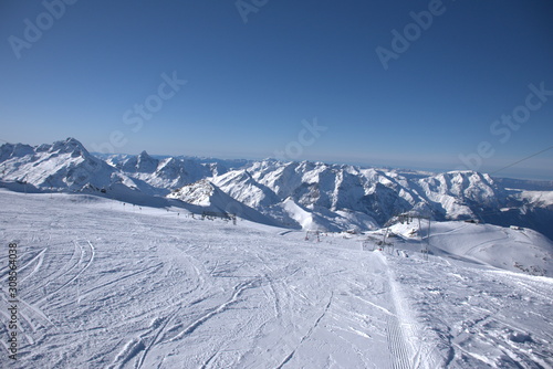 Montañas nevadas en la estación de esqui de Les Deux Alps en Francia