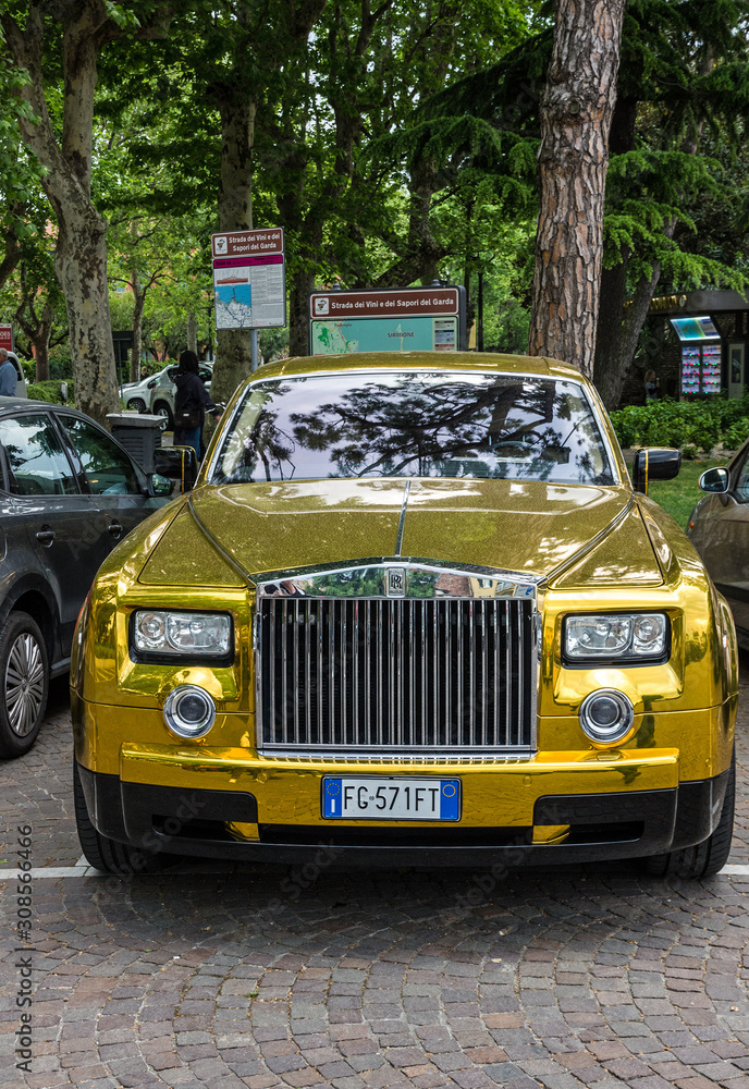 Sirmione, Italy - Feb 27, 2019: Rolls Royce golden car in Sirmione. 素材庫相片|  Adobe Stock