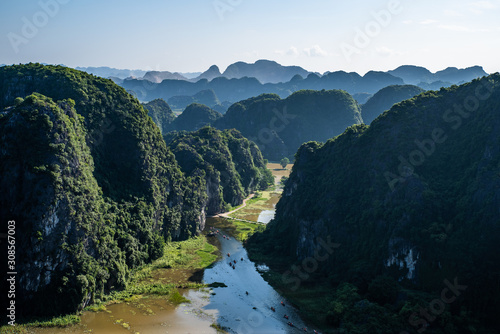 Fototapeta Naklejka Na Ścianę i Meble -  Piękna rzeka wśród cudownych gór