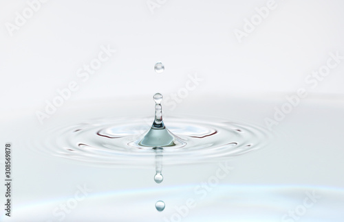 Wasser Tropfen platsch water drops hoch rein klar nah 
