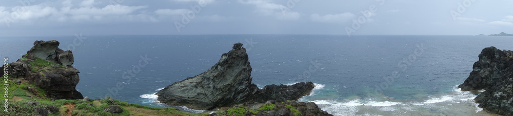 Felsige Küste mit großem Stein auf der Spitze in Ishigaki Japan