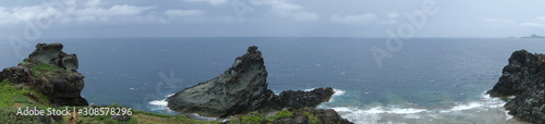 Felsige Küste mit großem Stein auf der Spitze in Ishigaki Japan