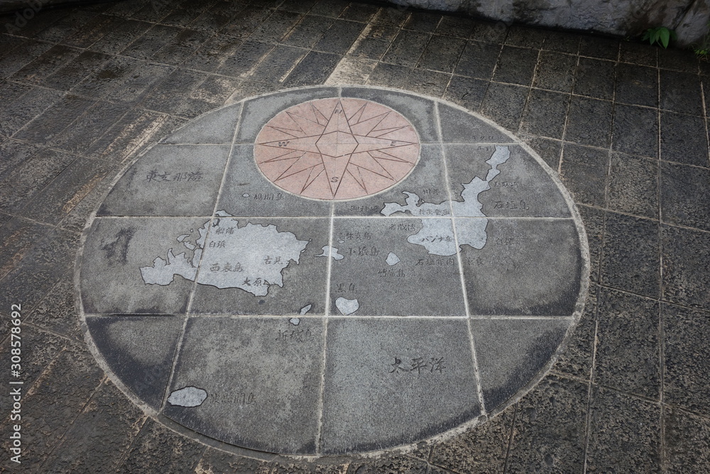 Kompass mit den Inseln Ishigaki gepflastert auf dem Boden