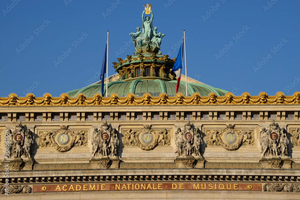Fronton de l’Opéra Garnier à Paris, France