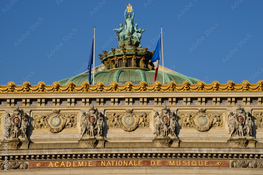 Fototapeta premium Fronton de l’Opéra Garnier à Paris, France