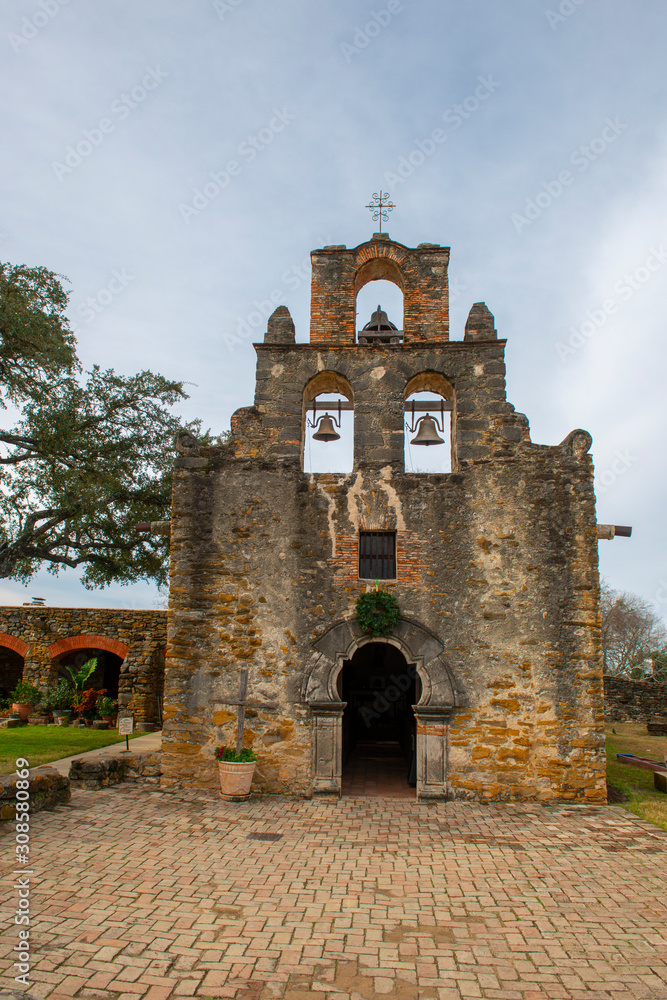 Mission San Francisco de la Espada in San Antonio, Texas, USA. The Mission  is a part of the San Antonio Missions UNESCO World Heritage Site. foto de  Stock | Adobe Stock