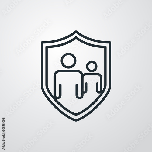 Símbolo control parental. Icono plano lineal familia en escudo en fondo gris
