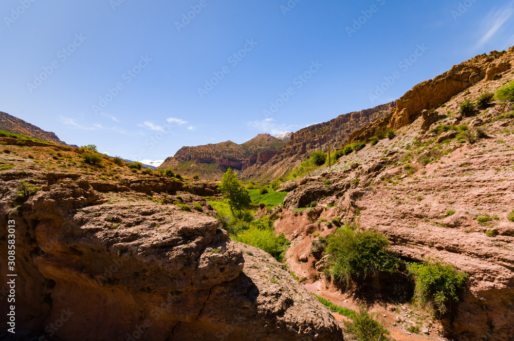 Obraz premium Mountain river in the high Aït Bouguemez valley in Morocco
