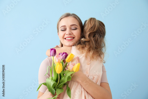 Little girl greeting her mo...