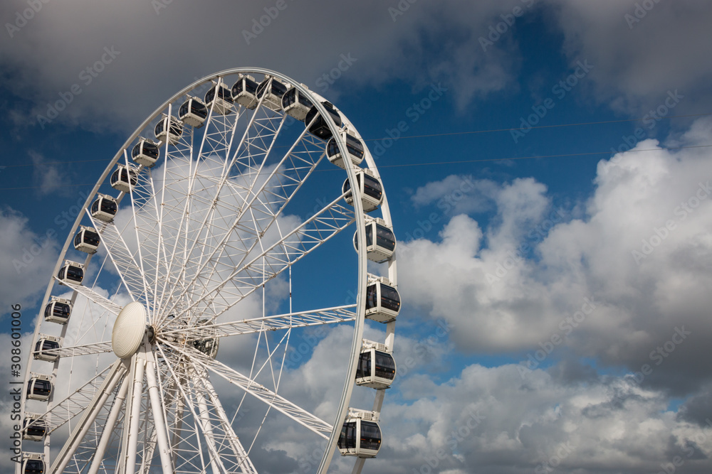 Fototapeta premium White ferris wheel