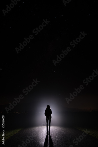 Foto Silhouette of a woman in the darkness