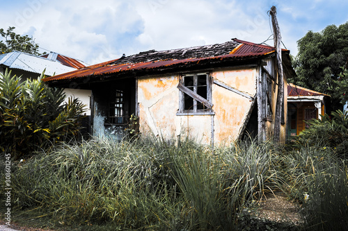 Obraz na plátně Abandoned rusty old vintage countryside house