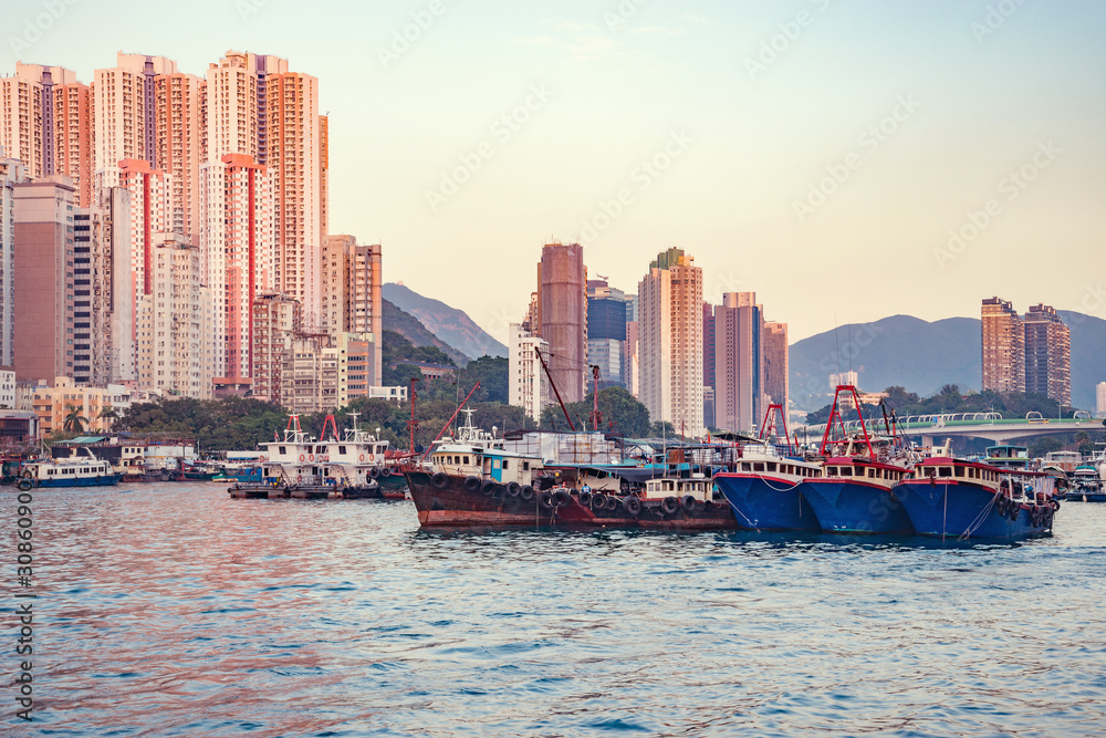 Fototapeta premium Ships in the port in Aberdeen Bay. Aberdeen. Hong Kong.