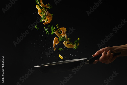 Fototapeta Naklejka Na Ścianę i Meble -  Advertising photo cooking shrimp, freezing in the air.
