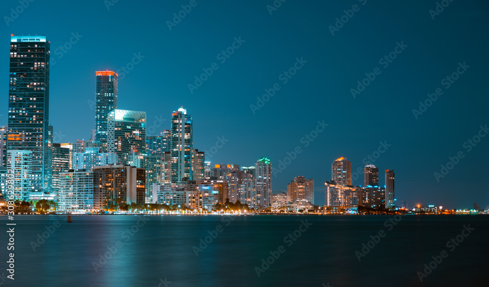 Fototapeta premium oświetlenie widok noc miami miasto budynki architektura niebo wieżowiec miejski zatoka zmierzch