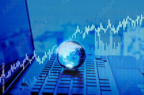 ノートPCの上に置かれた地球 グローバル・ビジネス・トレードのイメージ photo