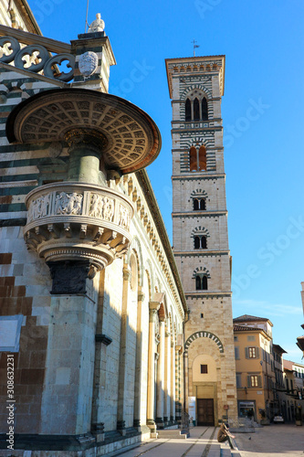 Photo View of beautiful romanesque church prato cathedral of san stefano, Tuscany, Ita