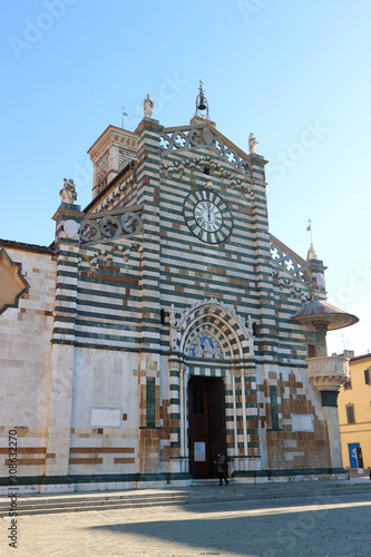 Canvas-taulu View of beautiful romanesque temple prato cathedral of san stefano, Tuscany, Ita