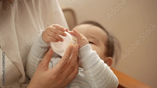 Wallpaper Mural ミルクを飲む赤ちゃん Torontodigital.ca