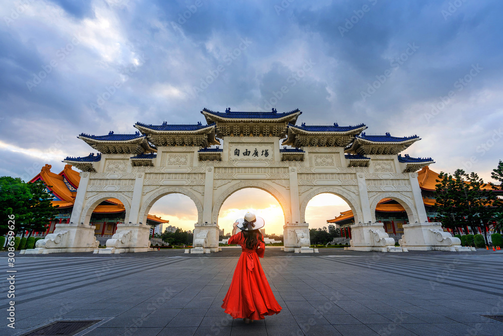 Obraz premium Woman walking at Archway of Chiang Kai Shek Memorial Hall in Taipei, Taiwan.