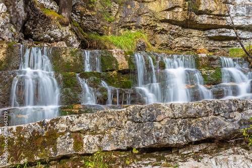 Kleiner Wasserfall am Torrente Boite, Venetien, Italien