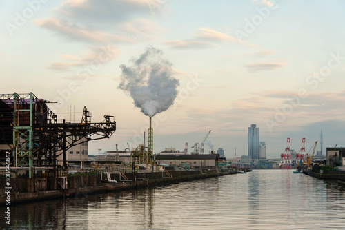 工業地帯の運河と高層ビル © sigmaphoto