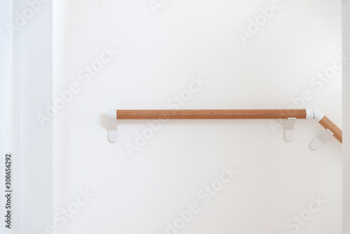 白壁と無垢材の手すり　階段　バリアフリー　手すり　木製　木　白　白背景　余白　ホワイトスペース　コピースペース　文字スペース　つかまる