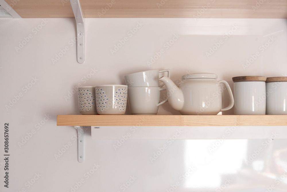 壁面に取り付けたキッチン棚　マグカップ　ティーポット　調味料　ミニキッチン　イメージ　ライフスタイル　一人暮らし　生活　
