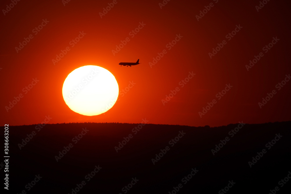 Obraz premium Zachód słońca i samolot / Sundown and plane
