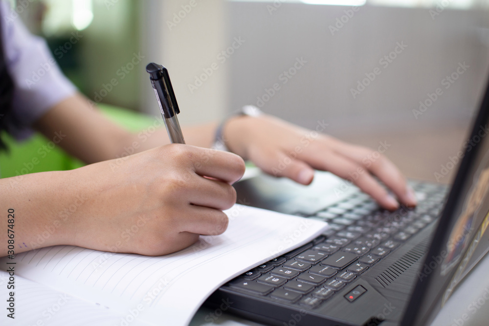 Students are taking notes, summaries, learning to write and summarizing the main points. Students are taking notes, summaries, learning to write and summarizing the main points.
