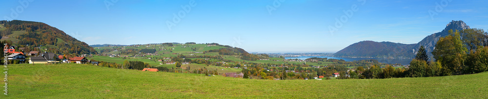 Panoramablick vom Mühlbachberg auf den Traunsee und Traunstein, Salzkammergut Österreich
