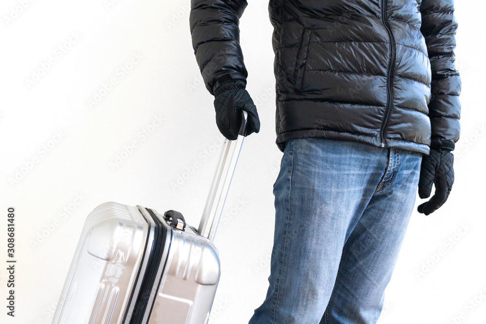 スーツケースを持つダウンジャケットを着た男性 Stock Photo Adobe Stock スーツケースを持つダウンジャケットを着た男性 Stock Photo Adobe Stock