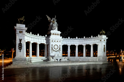 Bild auf Leinwand Benito Juarez Hemicycle in Mexico City at night