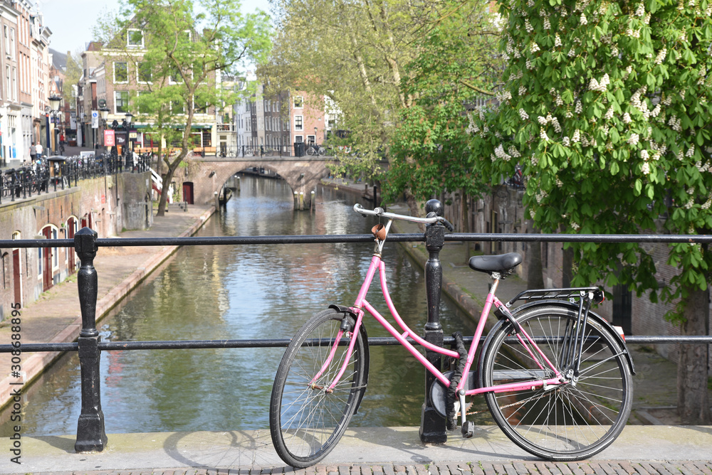 Vélo rose et petit canal à Utrecht, Pays-Bas
