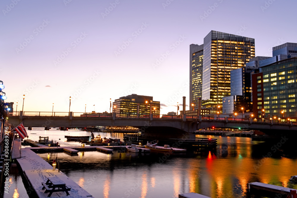 Fototapeta premium Nocny widok na zimowy Boston. Widok na zatokę, mosty i budynki nocne. USA. Boston. Massachusetts.