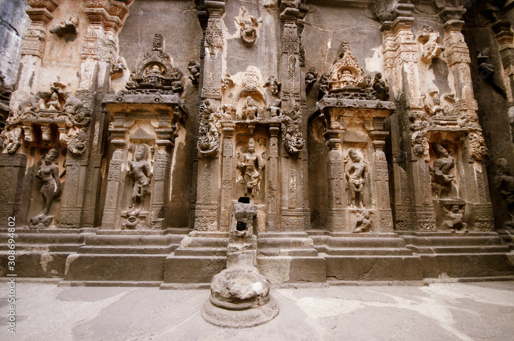 Beautifully carved idols, Kailas Mandir, Cave No. 16, Ellora Caves, Aurangabad, Maharashtra